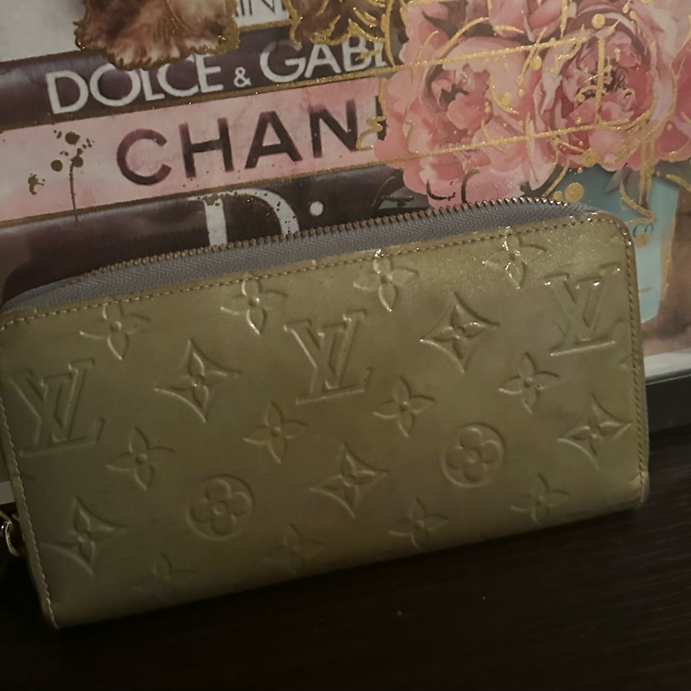 Louis Vuitton wallet . - Picture 2 of 12